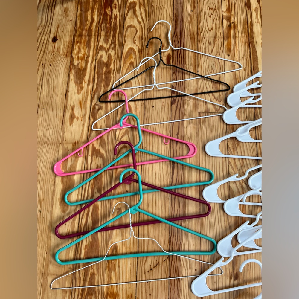 Lot of 23 hangers (mix of plastic and metal)